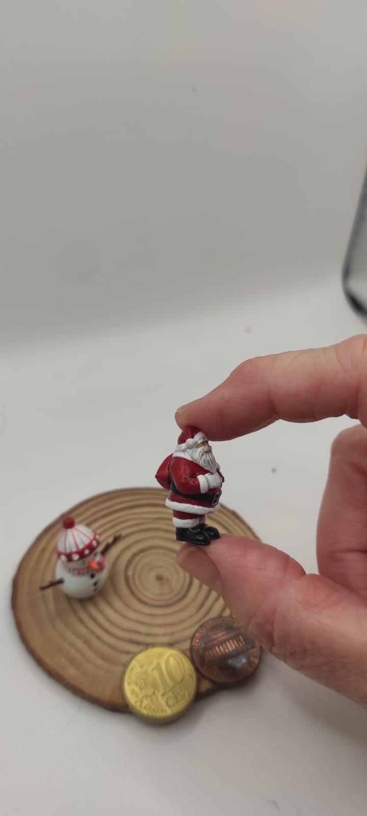 ❄️☃️ Miniature Santa Claus 1 Inch – Hand-Painted Christmas Collectible.