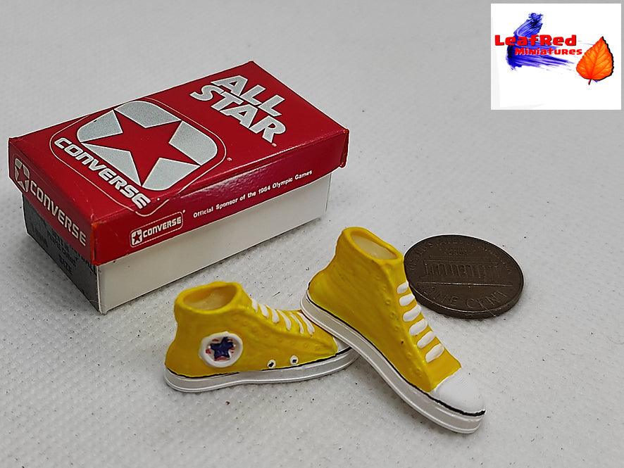 Shoes miniature with box. Scale 1/6. For Gift, dollhouse or diorama.