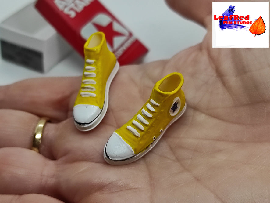 Shoes miniature with box. Scale 1/6. For Gift, dollhouse or diorama.