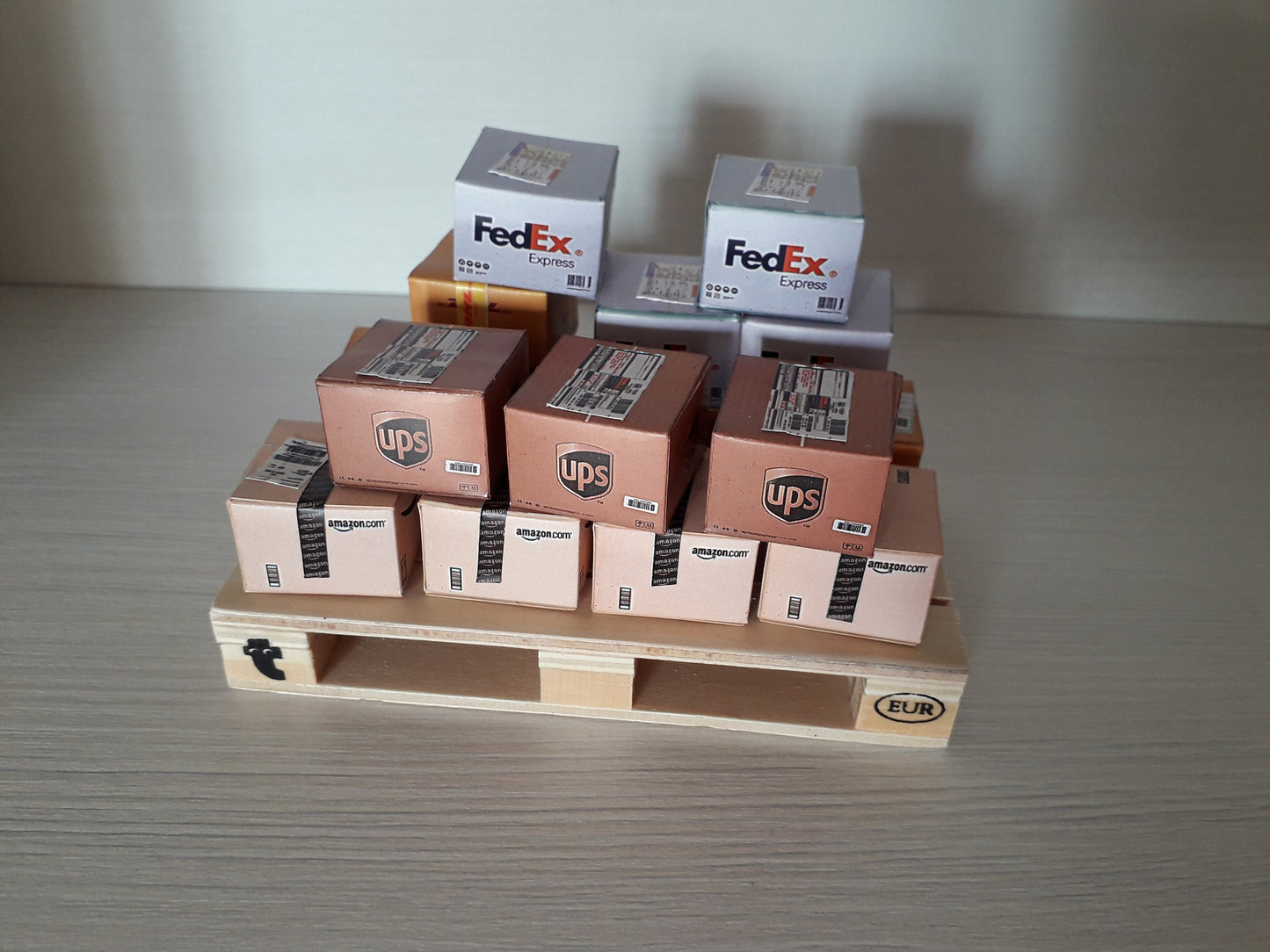 Miniature Shipping boxes. Scales (1:12, 1;6). DHL, Amazon, Fedex, UPS, Seur, Vente Privee ...