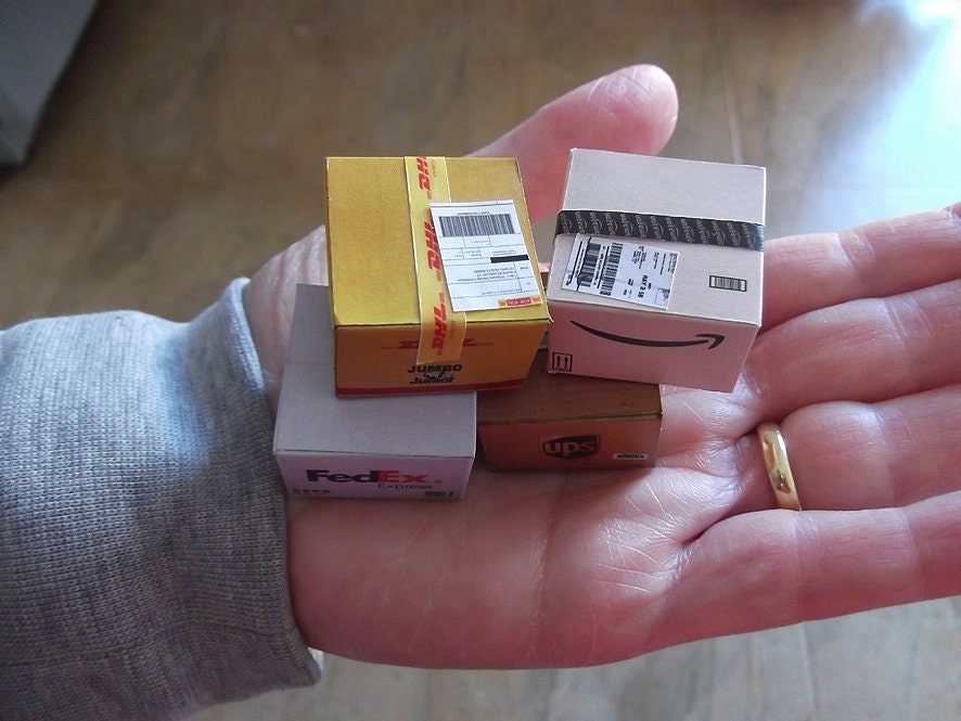 Miniature Shipping boxes. Scales (1:12, 1;6). DHL, Amazon, Fedex, UPS, Seur, Vente Privee ...