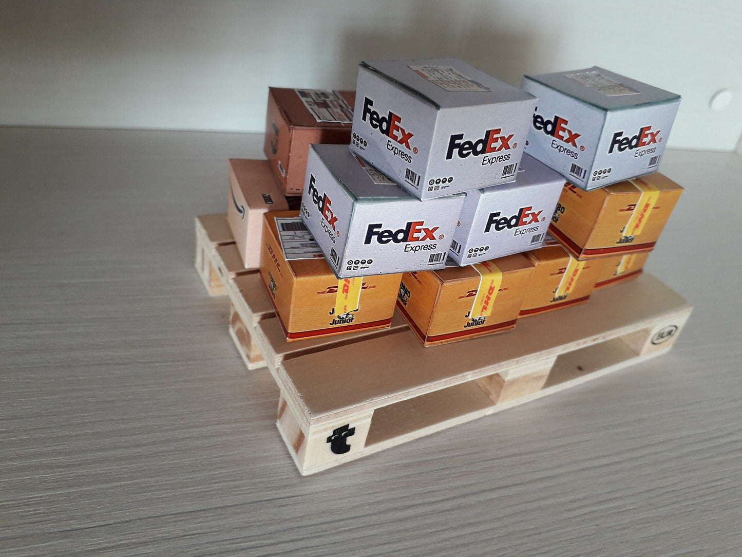 Miniature Shipping boxes. Scales (1:12, 1;6). DHL, Amazon, Fedex, UPS, Seur, Vente Privee ...